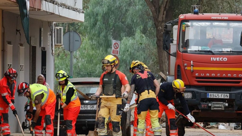 El ex jefe operativo José Miguel Basset declara que los bomberos conocieron el desbordamiento del barranco del Poyo a las 16:00, contradiciendo la versión oficial. La gestión de la alerta y los retrasos en el Es-Alert centran el debate sobre responsabilidades en la tragedia de la dana en Valencia que dejó 230 víctimas.