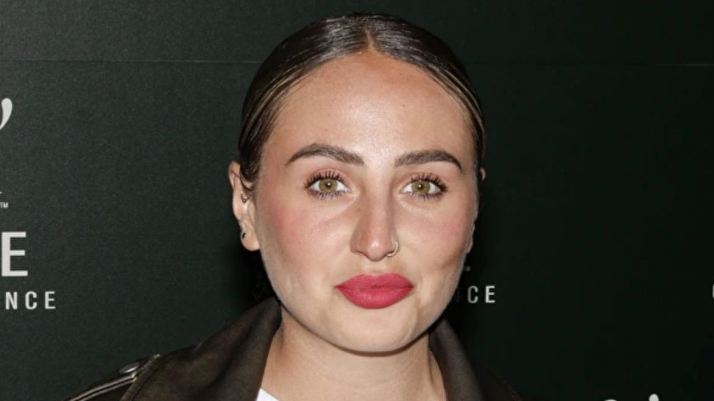 Rocío Flores habla tras la condena de los productores del documental de su madre a dos años de prisión y 200 000 euros de indemnización, relatando el dolor y la vulneración de su intimidad durante años.