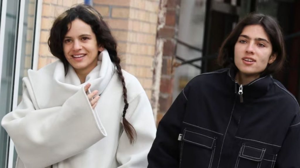 Rosalía y Loli Bahía generan rumores de romance tras ser vistas juntas en París y Río de Janeiro. Aunque no hay confirmación oficial, los fans especulan sobre una posible relación entre la cantante catalana y la modelo francesa.