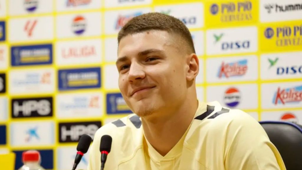 Milos Lukovic pierde protagonismo en Las Palmas tras la llegada de Jesé e Iker Bravo. Su declive refleja dudas sobre la estrategia del equipo y la falta de estabilidad en un ataque que lucha por producir, convirtiéndose en símbolo de decisiones deportivas y sociales improvisadas.