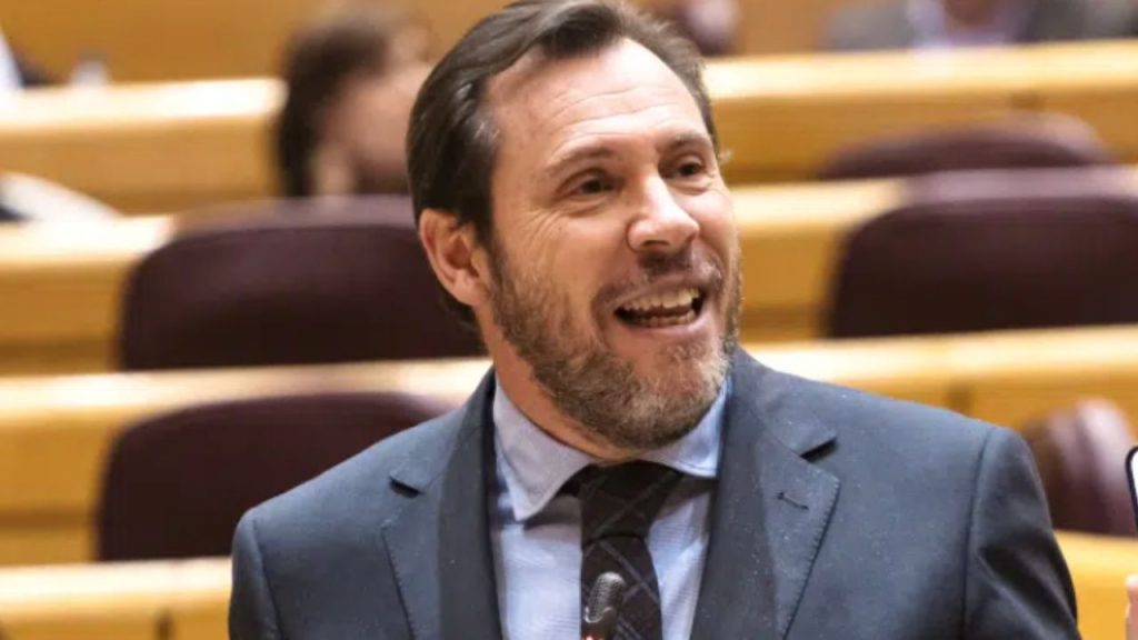 Óscar Puente, ministro de Transportes, se convierte en protagonista de polémicas en X (Twitter), bloqueando críticos y ridiculizando figuras públicas mientras la gestión de infraestructuras queda en segundo plano. Su estilo confrontativo genera debate sobre responsabilidad institucional y redes sociales.