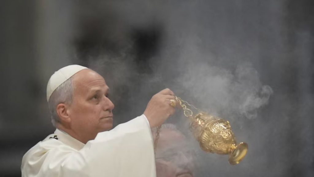 El papa León XIV visitará España en los próximos meses, con paradas en Madrid, Barcelona y Canarias. El viaje, anunciado por el cardenal José Cobo, genera debate sobre posibles implicaciones políticas y la colaboración entre Iglesia y Gobierno.