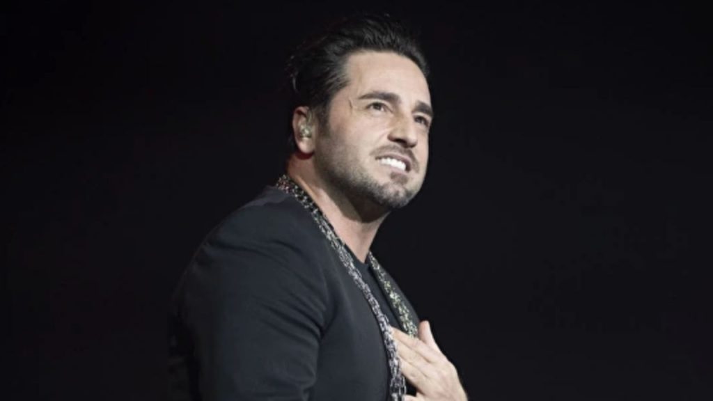 David Bustamante habla de su relación con Yana Olina tras ocho años juntos y de su papel en el musical 'El Zorro'. El cantante se muestra abierto a sorpresas en el amor y comparte su entusiasmo por los nuevos retos profesionales.