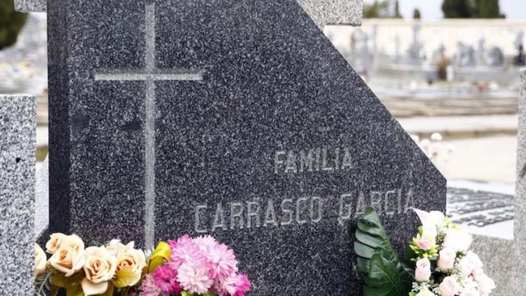 Se cumplen 25 años del fallecimiento de Pedro Carrasco sin homenajes públicos. Ni flores ni recuerdos en su tumba, mientras su familia opta por la intimidad, generando debate mediático.