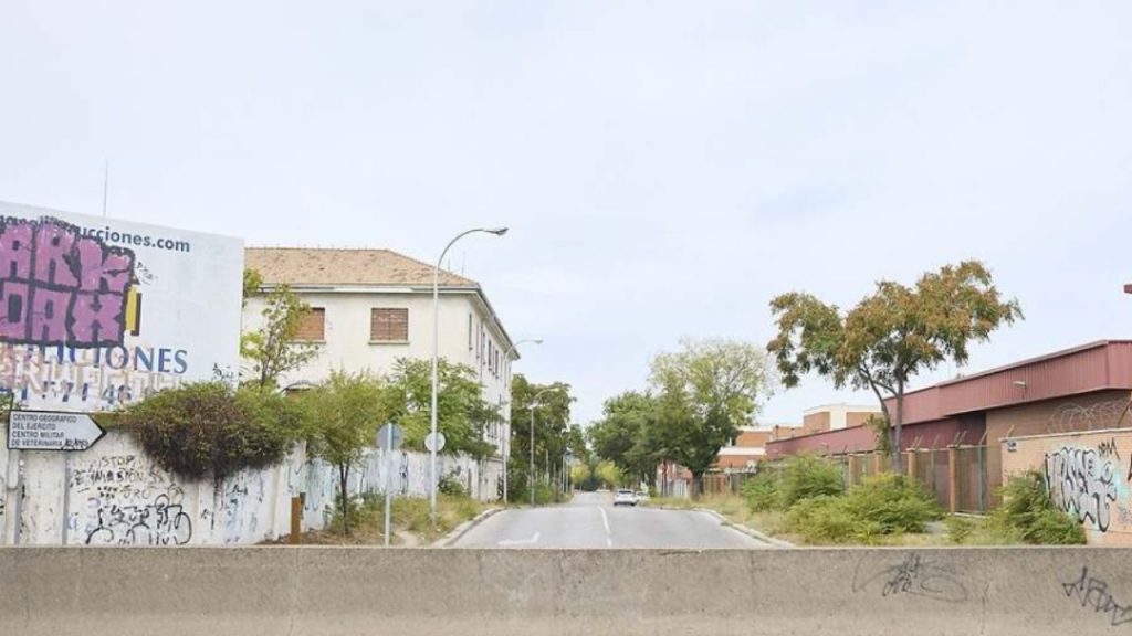 Pedro Sánchez inaugura la demolición de los cuarteles en Campamento, Madrid, con la promesa de construir 10 700 viviendas, muchas con algún tipo de protección pública, en un proyecto histórico que busca aliviar la crisis habitacional.