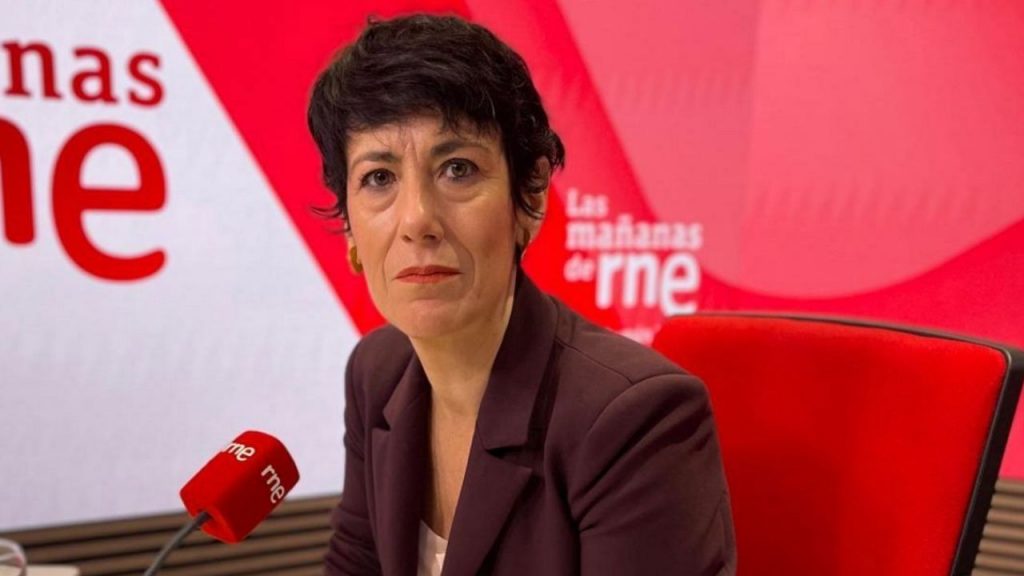 La ministra Elma Saiz cuestiona la seguridad jurídica de la propuesta de Sumar para prorrogar contratos de alquiler hasta 2026. El choque interno refleja tensiones en el Gobierno y aumenta la incertidumbre en el mercado inmobiliario.