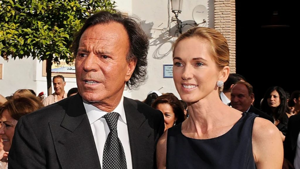 Miranda, esposa de Julio Iglesias, muestra su apoyo público al cantante en medio de la polémica por acusaciones de abuso laboral. Iglesias niega los cargos y anuncia que se pronunciará pronto, mientras su abogado prepara la defensa ante la fiscalía.