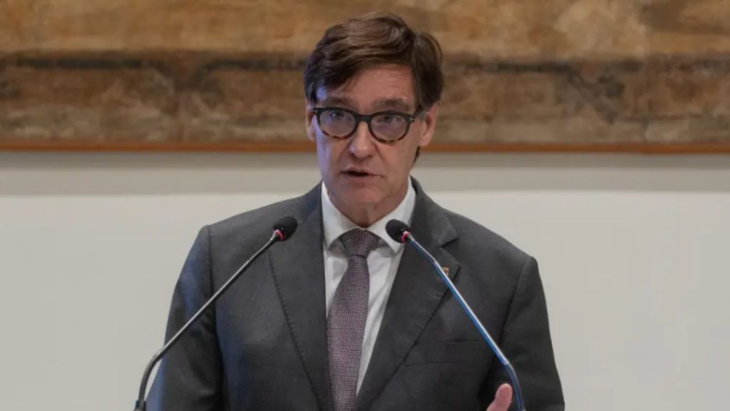 Salvador Illa, presidente de la Generalitat catalana, ingresa de urgencia tras un déficit motor que le impide caminar. Su hospitalización genera incertidumbre política y deja al Govern en manos del consejero Óscar Dalmau durante su convalecencia.