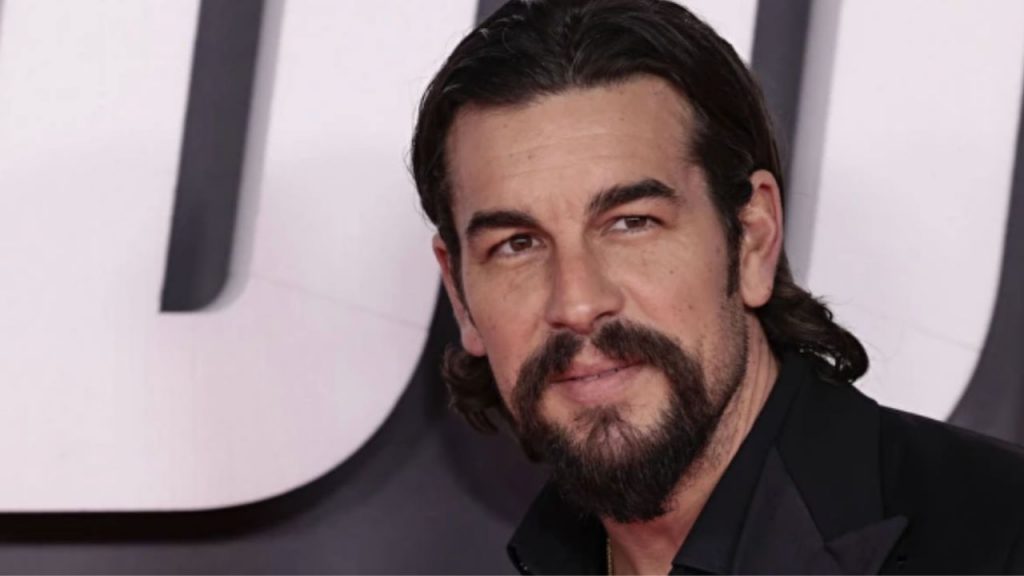 Mario Casas respalda a su hermano Óscar y a Ana Mena en la première de Ídolos, destacando su madurez y dedicación. Una historia de amor y talento que despierta admiración en la industria cinematográfica.