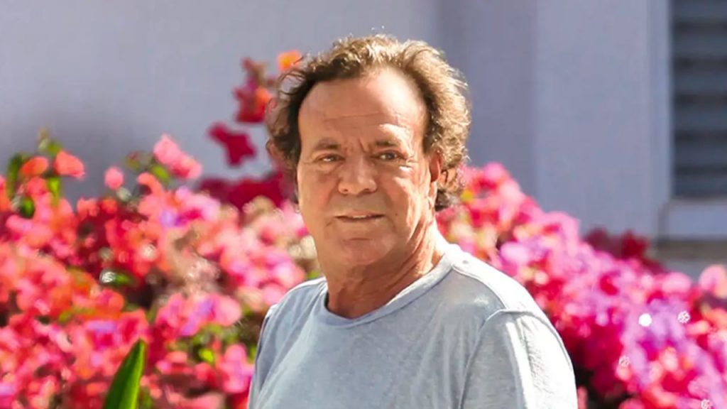 La Fiscalía archiva el caso contra Julio Iglesias por falta de pruebas, poniendo fin a las acusaciones infundadas. Se estudia una posible demanda millonaria por daños a su reputación.