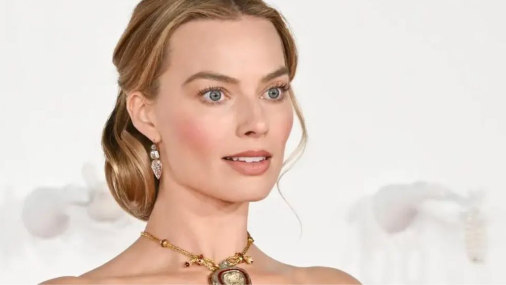 Margot Robbie deslumbra en la premiere de Cumbres Borrascosas en Los Ángeles, rindiendo homenaje a Elizabeth Taylor con joyas icónicas y un vestido de alta costura que evoca el romanticismo oscuro de la historia.