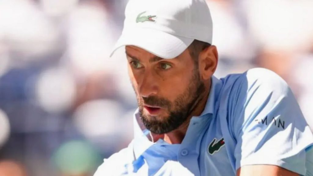 Novak Djokovic acusa al Gobierno serbio de manipulación política y recorte de fondos al tenis, lo que pone en riesgo la Federación. El tenista vincula la medida a su apoyo a protestas antigubernamentales y denuncia favoritismo hacia otros deportes.