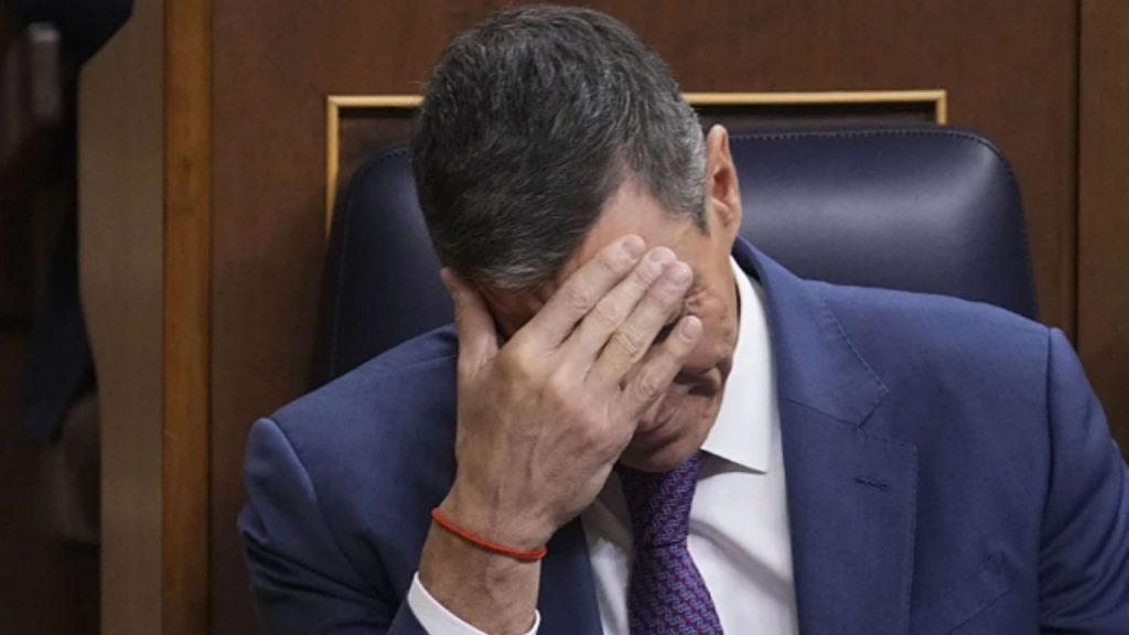 El Gobierno de Pedro Sánchez lleva al Congreso su 'decreto ómnibus' con subida de pensiones, moratoria de desahucios y bono social eléctrico. PP y Junts rechazan el paquete mixto, poniendo en riesgo su aprobación y la primera derrota parlamentaria del año.