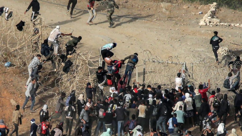 España enfrenta un aumento del 200% en inmigración irregular, con más de 50 000 entradas ilegales este año. Expertos critican la falta de control y alertan sobre tensiones sociales crecientes.