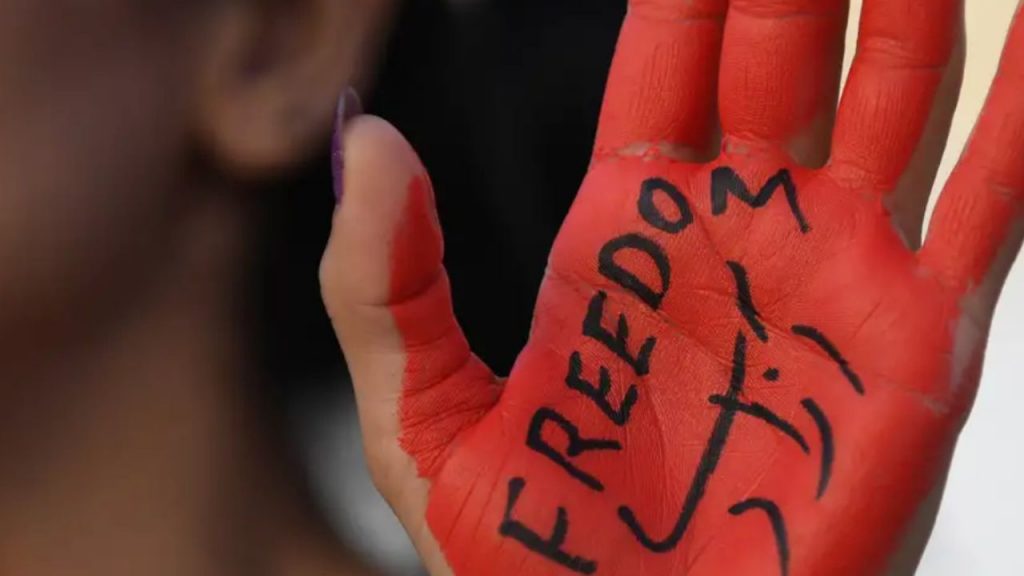 Irán enfrenta protestas masivas desde diciembre de 2025 por la crisis económica y el descontento político, con centenares de muertos y cortes de Internet mientras EE.UU. y Trump evalúan posibles acciones.