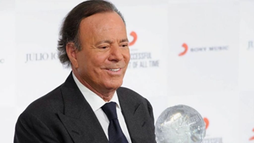 Dos exempleadas acusan a Julio Iglesias de trata de personas y delitos sexuales, convirtiéndose en testigos protegidos. La denuncia revela presuntas prácticas laborales y abusos en el entorno del cantante, generando un intenso debate sobre poder, fama y justicia.
