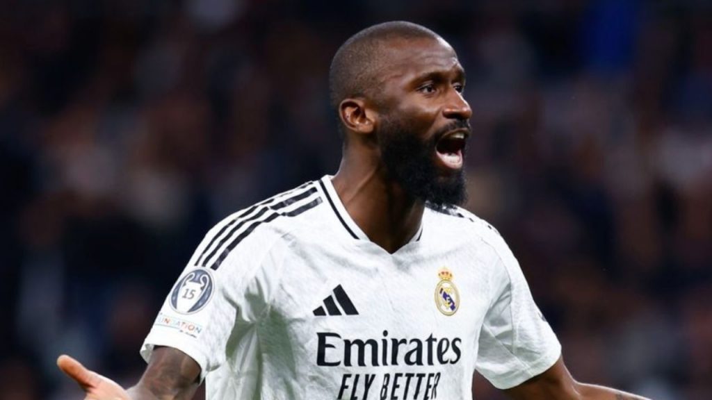 Rüdiger arrastra molestias en la rodilla y su participación en la semifinal de la Supercopa ante el Atlético está en duda. Xabi Alonso evalúa alternativas.