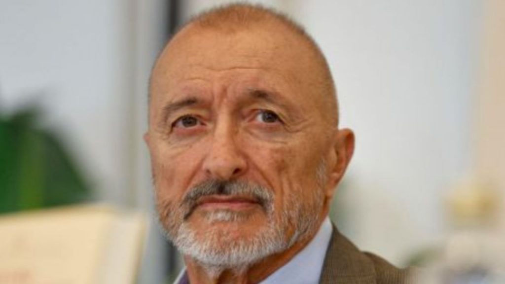 El congreso sobre la Guerra Civil coordinado por Pérez-Reverte y Vigorra en Sevilla se aplaza hasta otoño tras vetos de ponentes, presiones políticas y polémicas sobre equidistancia y revisionismo histórico.