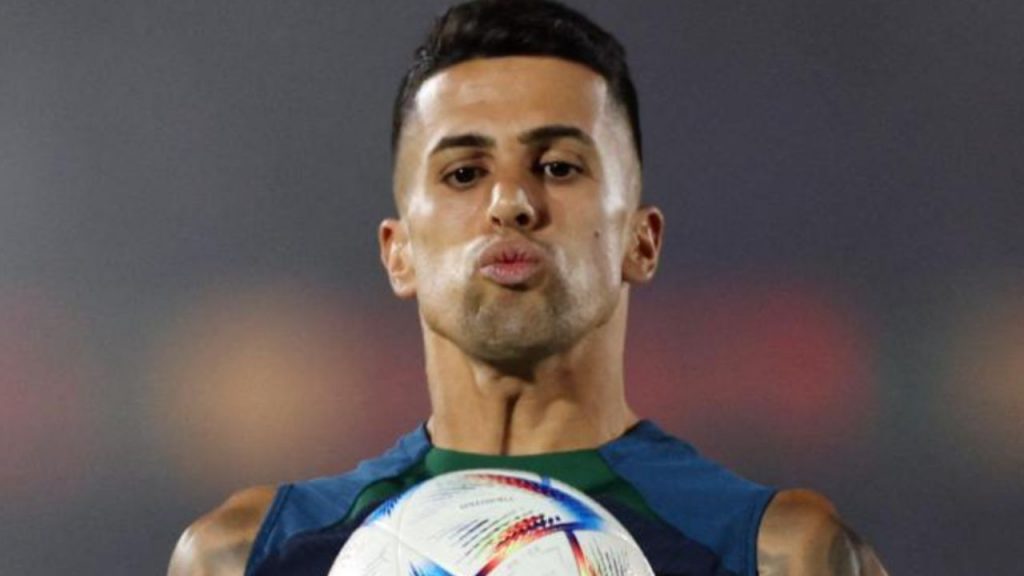 João Cancelo llega cedido desde Al-Hilal para reforzar la defensa del FC Barcelona tras la lesión de Christensen, en un fichaje que genera debate sobre estrategia y finanzas del club.