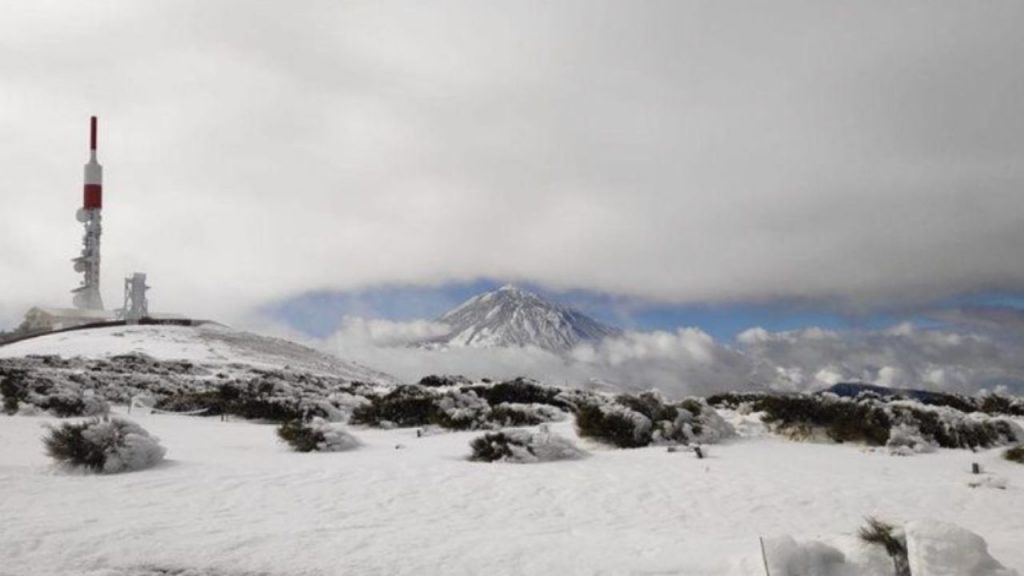 El exceso de confort térmico reduce la eficiencia del cuerpo y la activación de la grasa parda. Descubre por qué pasar frío de forma controlada mejora el metabolismo, la sensibilidad a la insulina y la quema de calorías, y cómo regular la temperatura en casa de manera saludable.