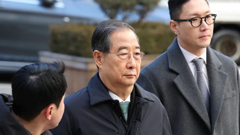 El ex primer ministro surcoreano Han Duck-soo es condenado a 23 años de prisión por su papel en la ley marcial de diciembre de 2024. La sentencia supera la petición de la Fiscalía y marca un precedente histórico en la defensa del Estado de derecho en Corea del Sur.