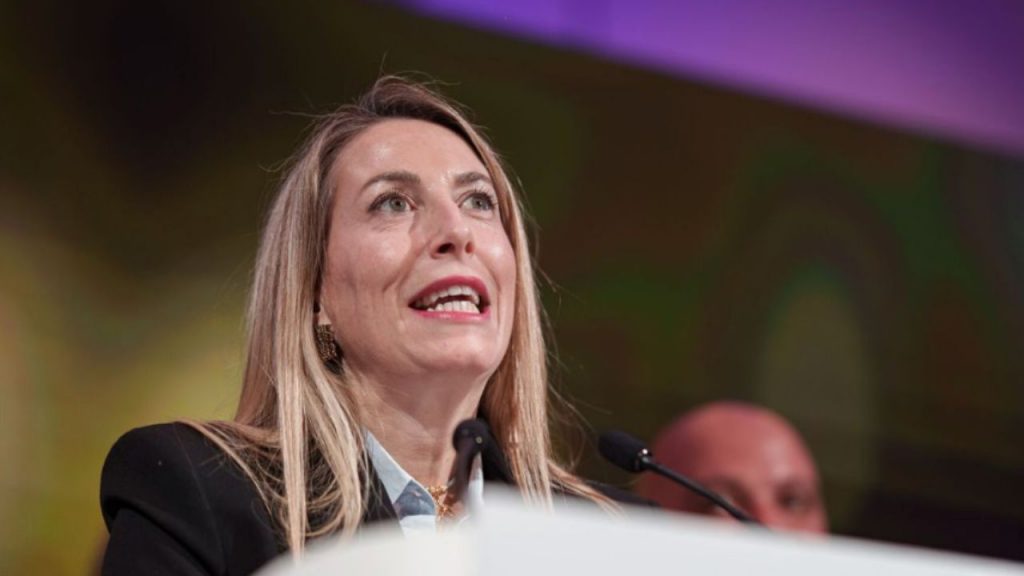 Tras las recientes elecciones autonómicas en Extremadura, donde el PP obtuvo 29 escaños sin alcanzar mayoría absoluta, la presidenta en funciones, María Guardiola, estudia la posibilidad de incluir a Vox en su Gobierno.