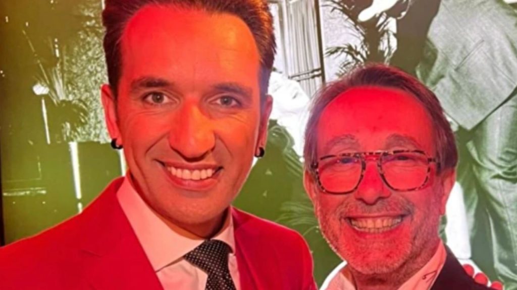 Miguel Lago, cómico español, presenta su nueva novela «Bécquer en París», segunda parte de su trilogía, mientras continúa en televisión, teatro y canto, mostrando su creatividad y versatilidad artística.