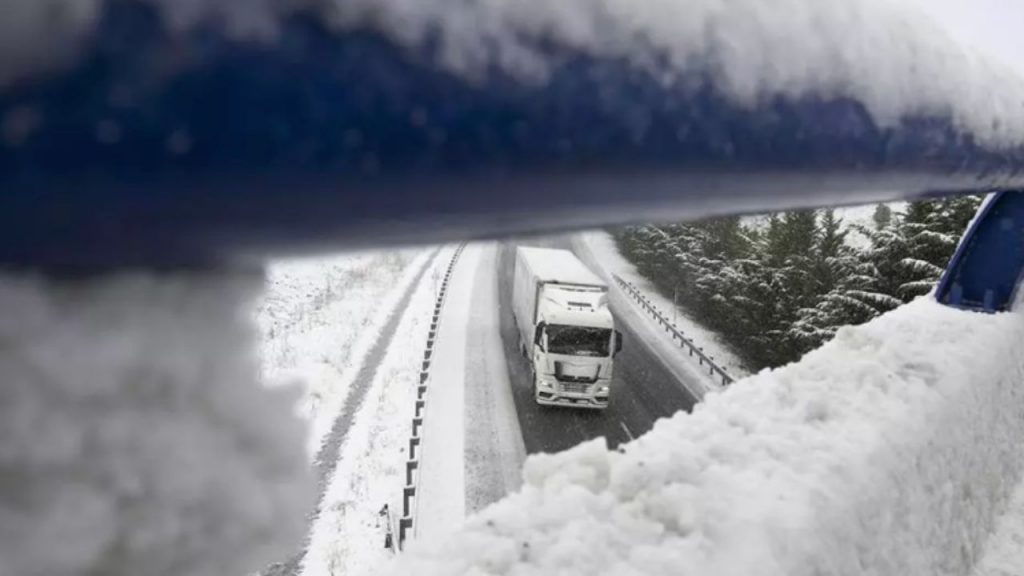La DGT limita el paso de camiones por la borrasca Ingrid, generando alertas de desabastecimiento en Galicia. Supermercados califican la medida de desproporcionada y piden priorizar productos esenciales.