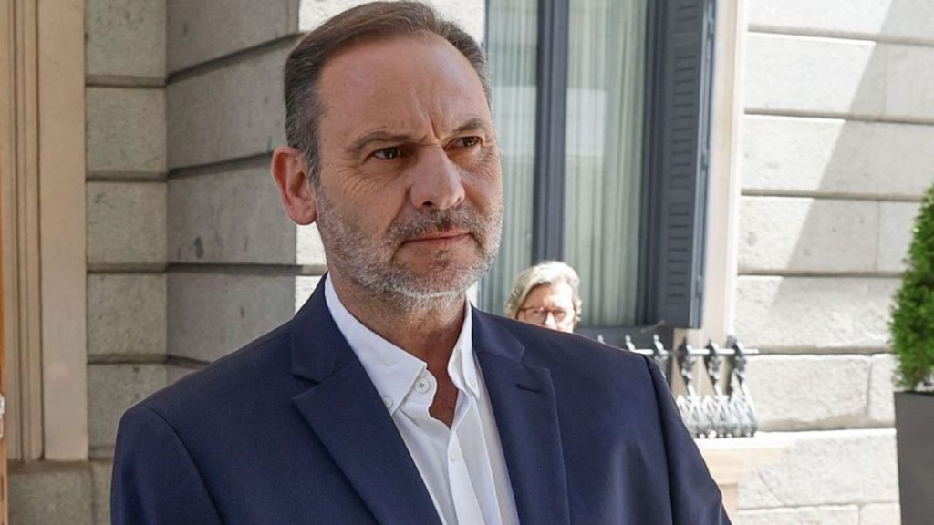 La Mesa del Congreso rechaza que José Luis Ábalos recupere sus derechos como diputado mientras sigue procesado y en prisión por el caso de las mascarillas. La decisión genera debate sobre corrupción y privilegios políticos.