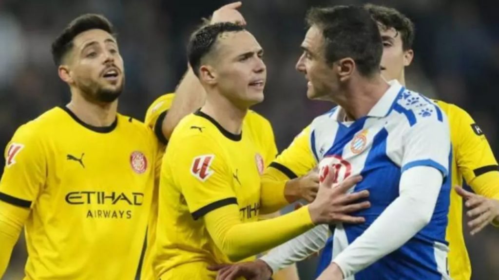El Espanyol convoca una reunión con el Comité Técnico de Árbitros tras el polémico arbitraje de Galech Apezteguia en la derrota ante el Girona. El club cuestiona decisiones clave, como el penalti y el tiempo añadido, y exige transparencia en el uso del VAR.