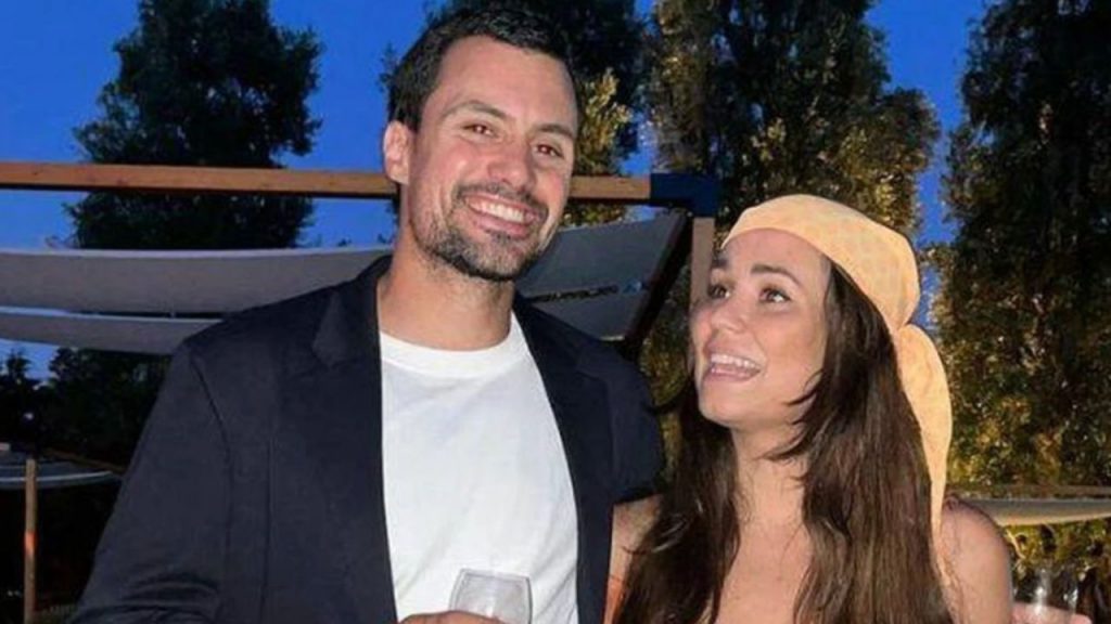 Carolina Monje y Álex Lopera dan la bienvenida a su hija Macarena, nacida el 18 de enero. La diseñadora comparte un emotivo momento familiar y abre una nueva etapa marcada por la felicidad y la discreción.