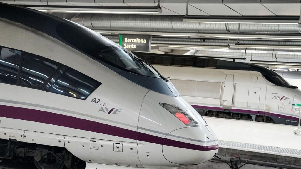 Adif limita la velocidad a 80 km/h en un tramo del AV Madrid-Barcelona tras una rotura de vía, mientras Cataluña vive otro día caótico en Rodalies y Media Distancia por fallos en el centro de control.