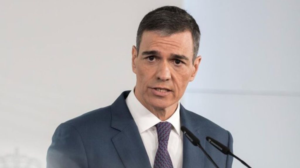 El gobierno de Pedro Sánchez recibe duras críticas por la gestión de la crisis energética en España, con aumentos de precios que afectan a familias y empresas y generan descontento social.