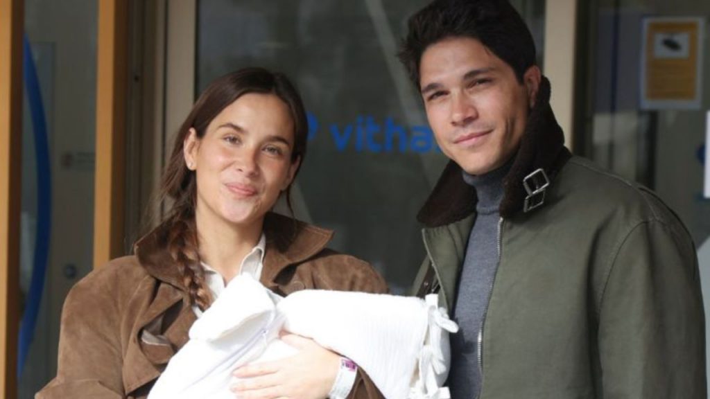 Pablo Castellano, marido de María Pombo, se excusa tras ser criticado por conducir a 140 km/h días después del nacimiento de su hija. Asegura que asumirá la sanción si llega y centra la atención en la familia.