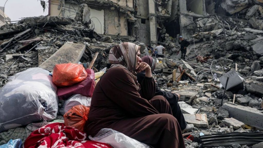 El conflicto en Gaza alcanza cifras alarmantes, con más de 1.200 muertos y decenas de miles de heridos. La crisis humanitaria se agrava mientras la comunidad internacional y las organizaciones internacionales son cuestionadas por su inacción ante la escalada de violencia.