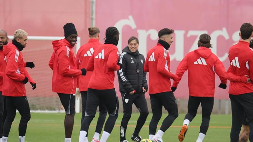 El Sevilla afronta una grave crisis económica y deportiva que le obliga a vender jugadores en enero para aliviar su límite salarial, debilitando aún más una plantilla ya muy cuestionada.