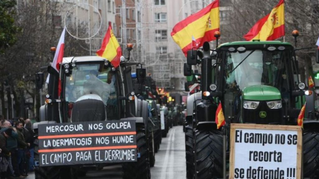 Más de cien tractores protestan en Santander contra el acuerdo UE-Mercosur. El campo cántabro denuncia competencia desleal, riesgos para la ganadería y acusa a Bruselas de dar la espalda al sector.