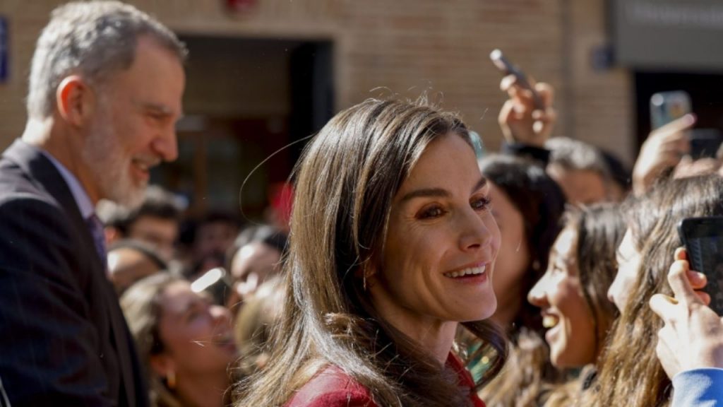 Los Reyes de España refuerzan su compromiso con Valencia tras la DANA con una nueva visita centrada en la cultura, la memoria histórica y la recuperación patrimonial. Don Felipe y Doña Letizia inauguran una exposición sobre la transformación urbana de la ciudad y apoyan proyectos de restauración fotográfica impulsados por la UPV, mostrando un seguimiento continuado a las zonas afectadas.