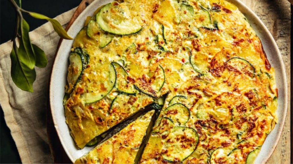 Tortilla keto de calabacín fácil y rápida, baja en carbohidratos y alta en proteína. Lista en 20 minutos, ideal para cenas ligeras, dietas cetogénicas o comidas saludables y saciantes.