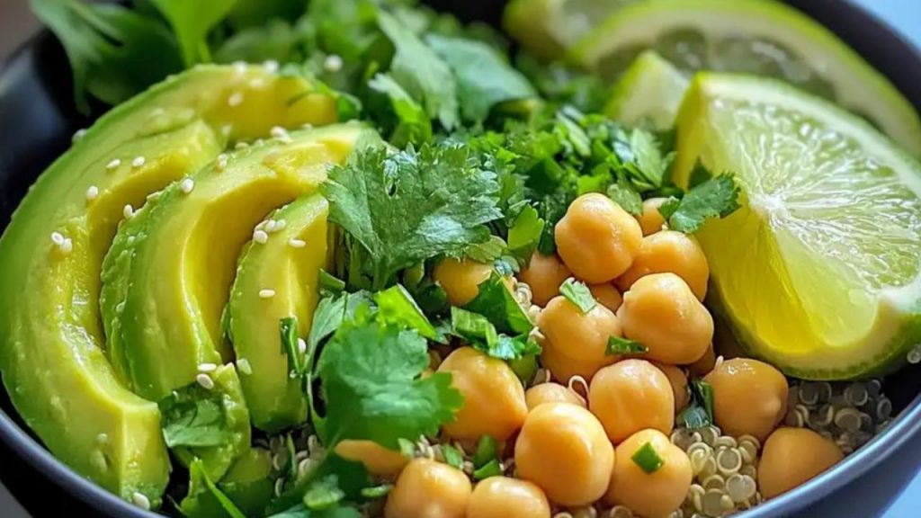 Bowl fitness de garbanzos y aguacate rápido y saludable, rico en proteína vegetal, fibra y grasas buenas. Listo en 10 minutos, ideal para comidas ligeras, post-entreno o almuerzos equilibrados.