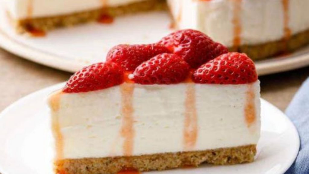 Cheesecake keto sin horno fácil y cremoso, bajo en carbohidratos y sin azúcar. Listo con pocos ingredientes y refrigeración, ideal para dietas cetogénicas o postres saludables y refrescantes.