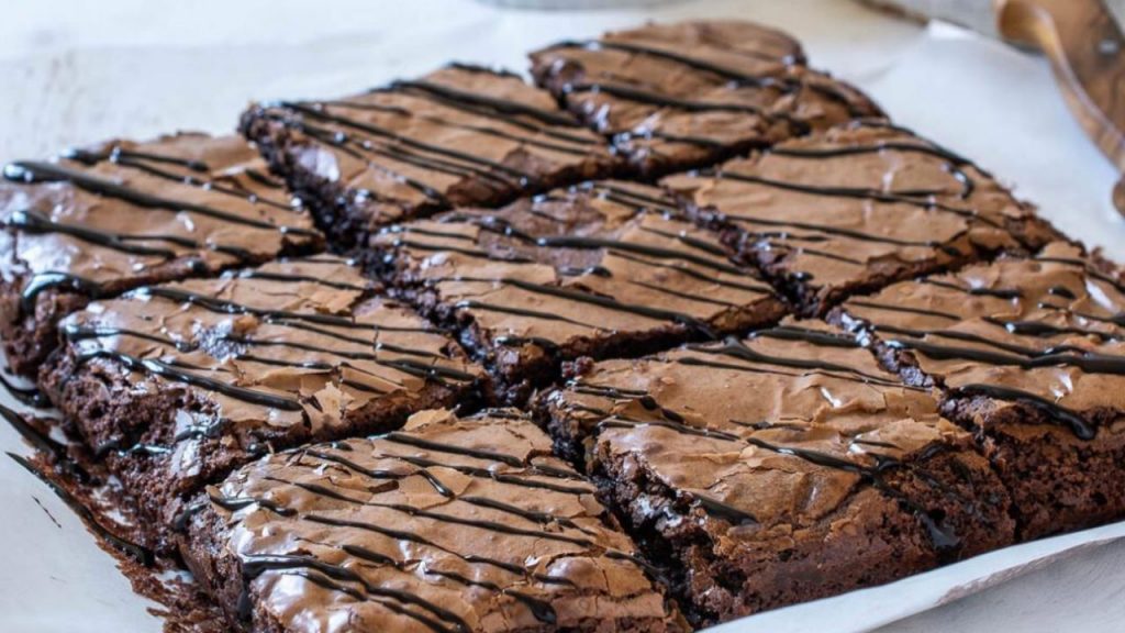 Brownie exprés en air fryer, postre viral jugoso y fácil, listo en minutos sin horno, perfecto para antojos dulces rápidos.