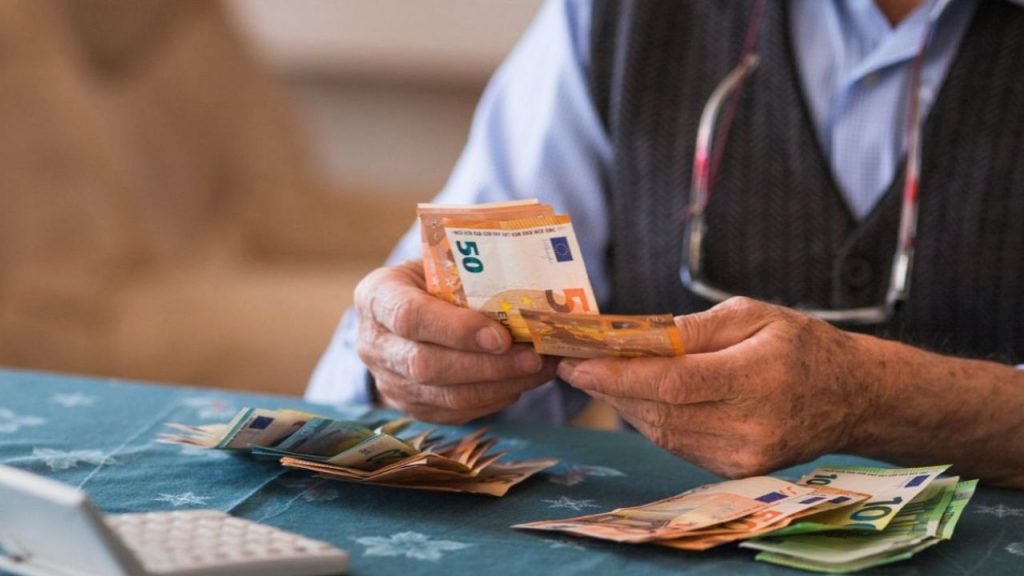 La jubilación debería ser una etapa para disfrutar de lo ahorrado, pero muchos mayores siguen acumulando dinero por miedo, hábito o incertidumbre. Expertos alertan de la “paradoja de la jubilación” en España: ahorrar cuando ya toca vivir, posponer decisiones financieras y quedar más expuestos a cambios económicos y políticos. Un enfoque que invita a planificar con cabeza, priorizar la vida deseada y ajustar el uso del ahorro sin caer ni en la austeridad innecesaria ni en la imprudencia.