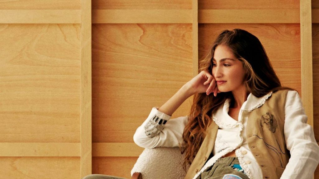 Leiva vuelve a ilusionarse en lo personal junto a Almudena Cañedo, modelo y empresaria madrileña de 29 años. Te contamos quién es la mujer que acompaña al cantautor en esta nueva etapa marcada por el éxito profesional y la conexión artística.