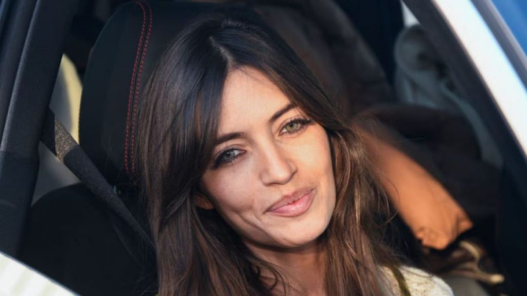 Sara Carbonero regresa a Madrid tras once días ingresada y una operación de urgencia en Canarias. La periodista continúa su recuperación en casa, mientras persisten las dudas sobre su estado de salud.