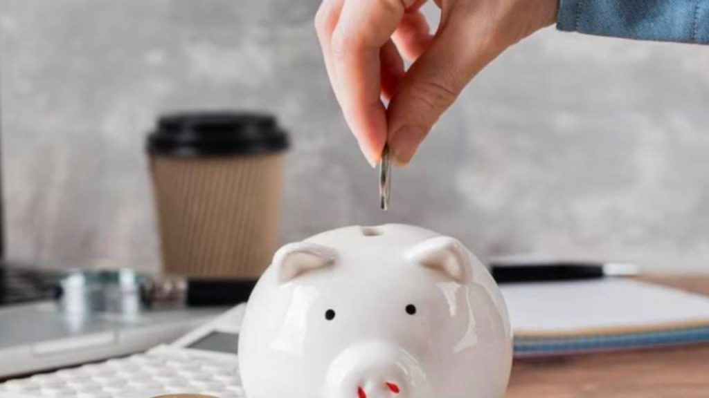 Ahorro real frente al cuñadismo financiero: consejos prácticos para crear hábito, evitar el dinero fácil y ahorrar de forma realista sin caer en promesas de enriquecimiento rápido.