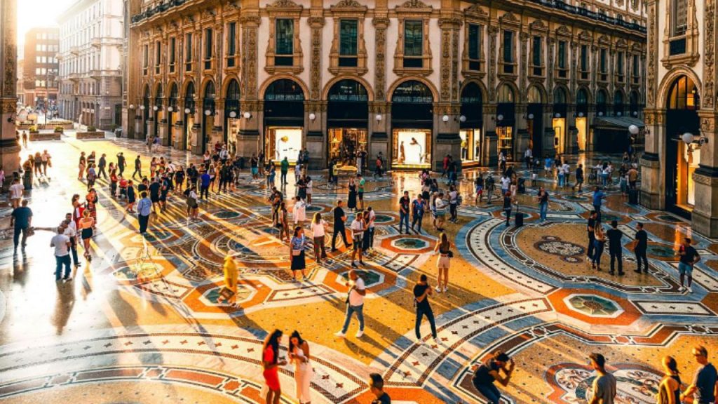 El lujo crece impulsado por consumidores que se dan caprichos puntuales, los llamados “excursionistas de lujo”. Más que riqueza extrema, el sector vive del deseo, la identidad social y la experiencia, reflejando cómo la clase media compra acceso simbólico al estatus.