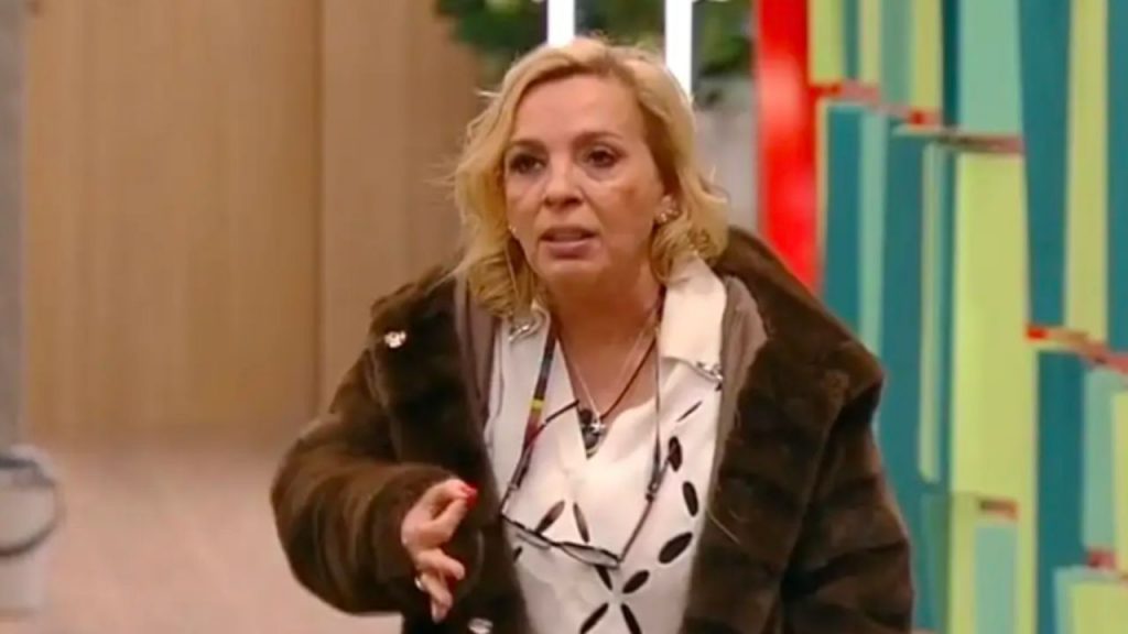 Carmen Borrego abandona GH Dúo 4 tras solo 19 días en la casa de Guadalix, protagonizando una salida marcada por el desgaste emocional y fuertes tensiones de convivencia. Su colapso en directo reabre el debate sobre el impacto psicológico de los realities y las posibles consecuencias contractuales de su marcha.