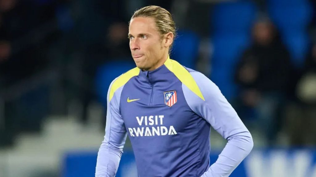 Marcos Llorente, jugador del Atlético de Madrid, vuelve a generar polémica al cuestionar públicamente las estelas de los aviones, vinculándolas a supuestas fumigaciones con efectos sobre el clima y la salud. Sus declaraciones reavivan el debate sobre desinformación, pensamiento crítico y la influencia de figuras públicas en temas científicos. Además, el futbolista también critica la alimentación en hospitales, denunciando la baja calidad nutricional como un problema estructural del sistema sanitario. Un discurso que mezcla preocupación por la salud, crítica social y controversia pública.