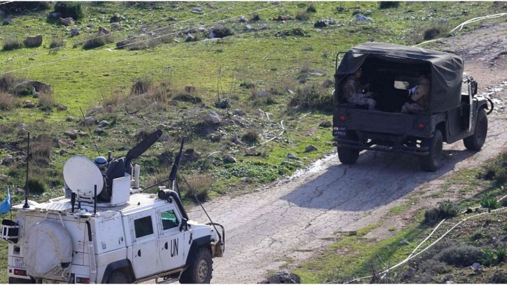 Israel dispara con carros de combate cerca de una patrulla de cascos azules españoles desplegada con la ONU en el sur de Líbano. Los proyectiles cayeron a 150 y 380 metros sin causar heridos, pero el incidente reabre el debate sobre la seguridad de las tropas españolas en una misión cada vez más tensionada.